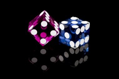 Live roulette table with dealer and betting layout on sontogel login